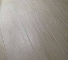 Idées carrelage : Carrelage imitation parquet pour la chambre du RDC, en beige.