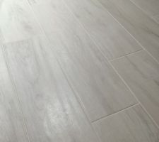 Idées carrelage : Carrelage imitation parquet pour la chambre du RDC, en gris clair.