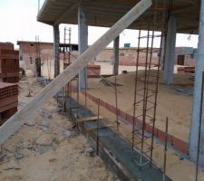 Coulage de la ceinture qui supportera la façade de la maison