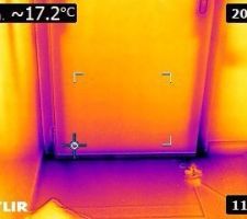 Entrée de l'air froid en bas de la porte d'entrée