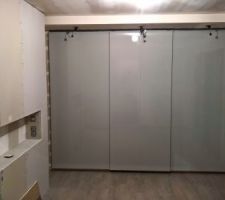 Chambre parentale : Tête de lit terminée et placard encastré