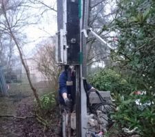 Enfoncement d'un pieu pour amorcer le trou pour la vis de carottage