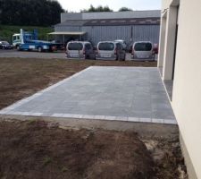 Terrasse terminée composition pierres bleues adoucies 30*30 et contours en 15*15 effet dépoli