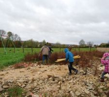 Tout le monde est mis à contribution pour le piquetage !