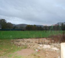 Piquetage termin&eacute; ! L'ancien propri&eacute;taire du terrain nous offre la balan&ccedil;oire ! Bon, elle gene un peu pour la construction donc elle sera d&eacute;plac&eacute;e au fond du terrain ...