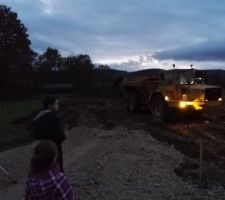 8 jours après le piquetage ! Le terrassement débute !