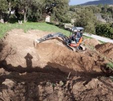 Début du terrassement du plateau de la maison, coté Nord, une roche qui se désagrège en sable à la main, une espèce de granite très altéré.