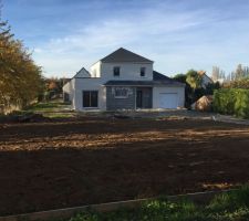 Voila la facade de la maison juste avant la finition. On est très content du résultat. 
Heureusement que nous avons changé car la premiere couleur était Gris perle. 

Nous n'aimions pas du tout. 

ATTENTION  a bien demandé de voir le résultat sur un vrai maison et non pas sur un échantillon.