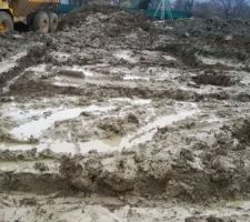 Le reste des fondations. Au fond, on voit les fondations pour la future terrasse.