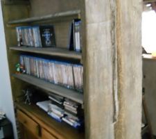 Le coin vieux bar commence a prendre forme - Côté bureau de l'étagère (pas visible d'ailleurs dans la pièce) pour ranger la vidéothèque.