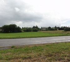 Vue du terrain vers le sud et la zone non construtible.