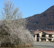 Une maison songeait au pied des monts