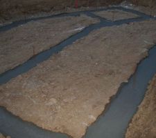 Après les fouilles, mise en place feraille pour les poteaux et coulage ! Ca prend forme