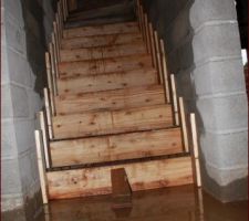 Escalier du sous sol en cours de séchage sous l'eau de pluie