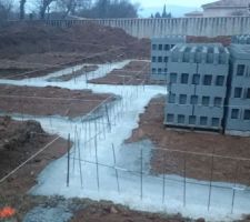 Béton de fondation avec ferraillage pour bloc à bancher