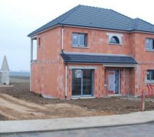 Voici la façade avant de la maison