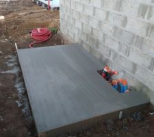 Dalle terminée pour le local technique de la piscine (made by mon homme )