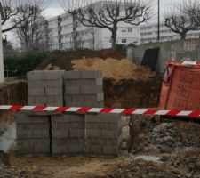 Finit de creuser. Maintenant, Fondation traditionnelle par semelles filantes(40x40) en béton de type XC1 C 20/25 selon NF EN 206-1 armé de chaînage d'acier (ou fibres)