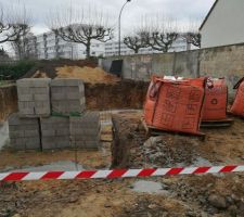 Finit de creuser. Maintenant, Fondation traditionnelle par semelles filantes(40x40) en béton de type XC1 C 20/25 selon NF EN 206-1 armé de chaînage d'acier (ou fibres)