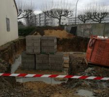 Finit de creuser. Maintenant, Fondation traditionnelle par semelles filantes(40x40) en béton de type XC1 C 20/25 selon NF EN 206-1 armé de chaînage d'acier (ou fibres)