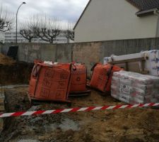 Finit de creuser. Maintenant, Fondation traditionnelle par semelles filantes(40x40) en béton de type XC1 C 20/25 selon NF EN 206-1 armé de chaînage d'acier (ou fibres)