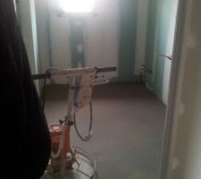 Chape en cours de réalisation. On voit la différence d'épaisseur prévue pour mettre carrelage dans salle de bain et parquet dans couloir