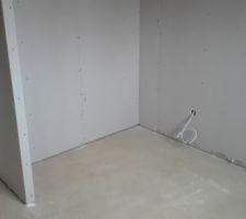 Bureau, vue sur placard