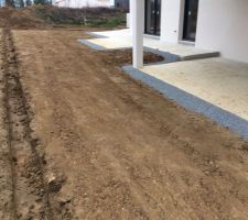 Drain autour de la terrasse réalisé + tranchée pour accueillir la semelle du futur grillage