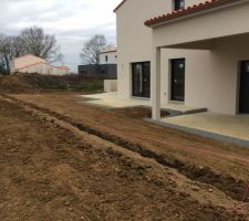 Drain autour de la terrasse réalisé + tranchée pour accueillir la semelle du futur grillage