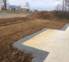 Drain autour de la terrasse réalisé + tranchée pour accueillir la semelle du futur grillage
