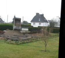 Déchargement de gravier pour le remblai des fondations