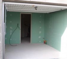 Le garage... pour le deux -roues de monsieur et nos vélos...