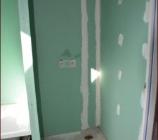 Emplacement de la douche (cloison à gauche à raccourcir pour pose paroi fixe)