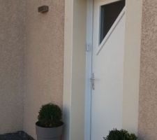 Porte d'entrée avec applique
