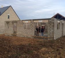 Arrière de la maison, positionné dans l'angle du jardin pour se rendre compte de la taille de notre jardin.