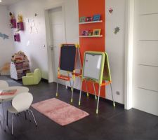 Bibliothèque pour les enfants avec le coin tableau dans la mezzanine