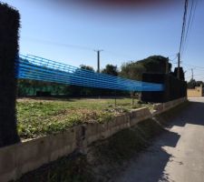 Démontage du grillage, poteaux et brise-vue avant décaissement et destruction du muret, sur environ 6m