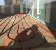 Les serpentins sur plancher chauffant sont install&eacute;s