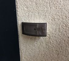 On ne sait pas pourquoi, ils nous ont installé une sonnette ...