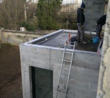 Pose des garde-corps de la terrasse ouest de l'étage