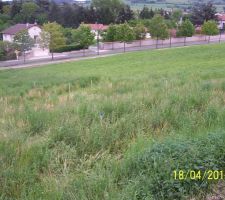 Une photo du terrain o&ugrave; sera implant&eacute;e la maison. Notre lot est situ&eacute; en haut, il y aura  une autre maison en bas face &agrave; la route. C'est un lotissement de 7 maisons. Pour l'acc&egrave;s, un chemin communal existe. Il est pr&eacute;vu qu'il soit goudronn&eacute; mais on ne sait pas quand. En tout cas il n'y aura pas d'acc&egrave;s direct depuis la rue.