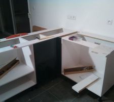 Pose de la cuisine Délinia Rio noire de Leroy Merlin