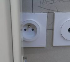 Prise en partie cach&eacute;e par le radiateur