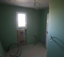 La salle de bain de l'étage (baignoire+douche) WC