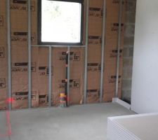 Début de l'isolation et montage des cloisons