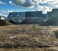 Notre terrain, un peu lunaire mais ce n'est que temporaire :)