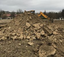 Premier coup de pelle ce matin. Terrain plut&ocirc;t rocheux et donne plus de travail &agrave; nos ma&ccedil;ons.