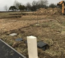 Premier coup de pelle ce matin. Terrain plut&ocirc;t rocheux et donne plus de travail &agrave; nos ma&ccedil;ons.