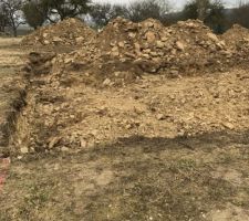 Premier coup de pelle ce matin. Terrain plut&ocirc;t rocheux et donne plus de travail &agrave; nos ma&ccedil;ons.