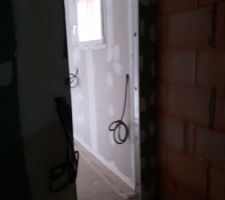 Porte entre la cuisine et le cellier